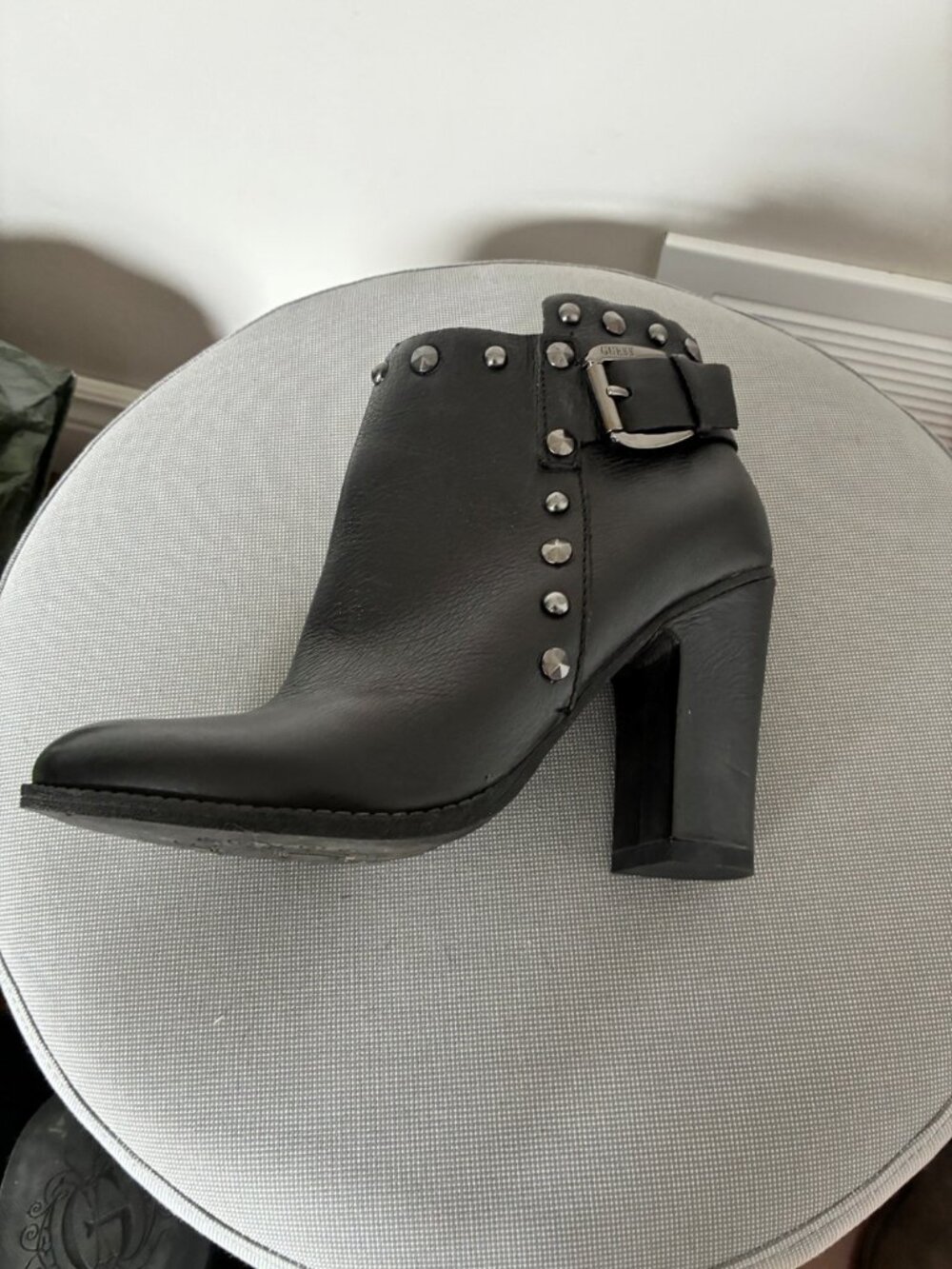 Ankle boots - Bottines à talons noires cloutées Guess – Taille 6.5M